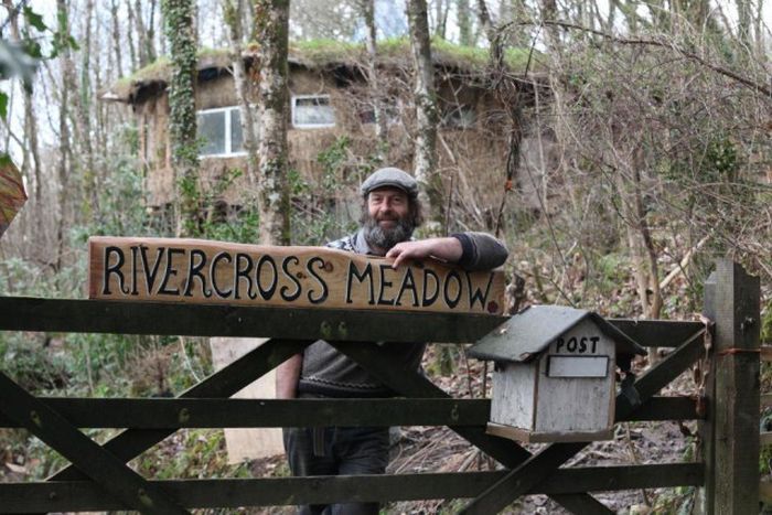 UK couple evicted from eco-friendly home in the woods - Great Britain, England, House, Environmentally friendly materials, Lodging, House in the woods, Not mine, From the network, Longpost