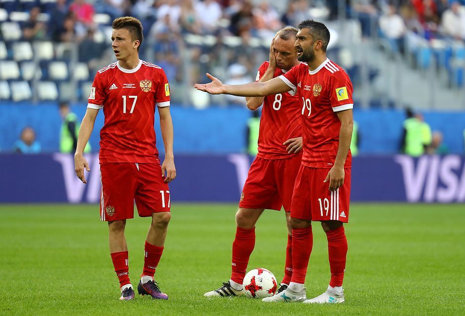 Match Russia - Mexico. The commentator expressed all our impressions wonderfully: The fans applaud themselves ... for attendance - Football, Russian football