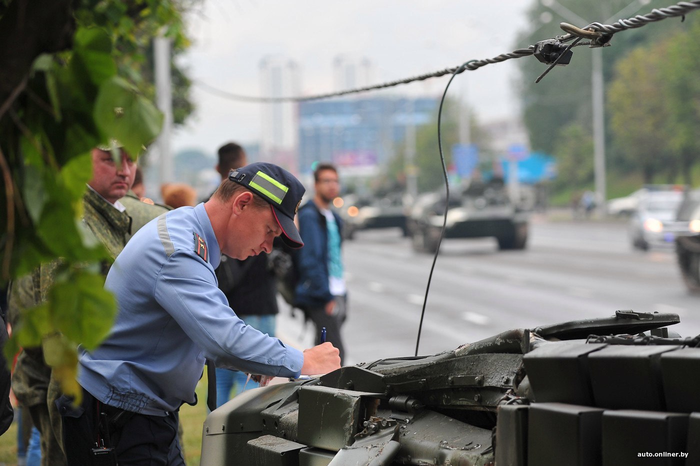 Танк сбил столб и дерево | Пикабу