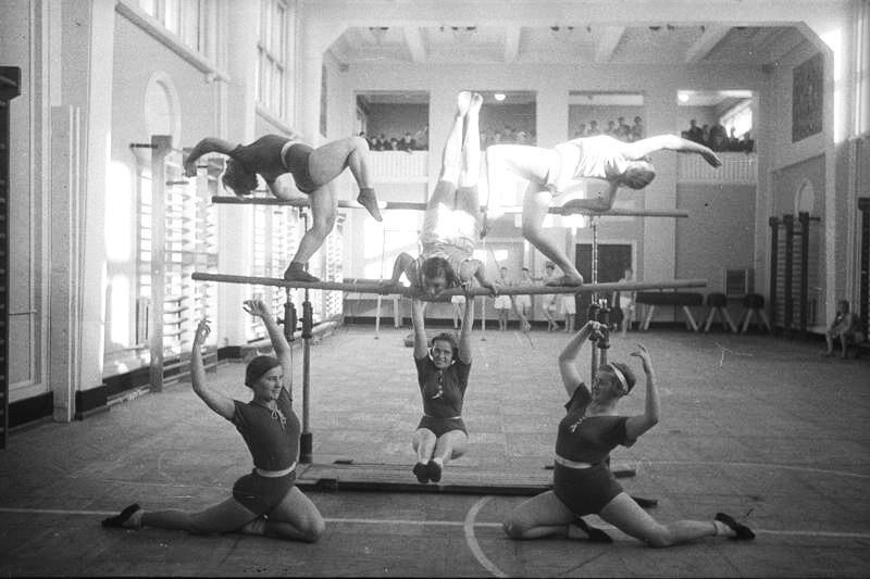 Club History of Magnitogorsk GYMNASTICS IN THE CLUB OF METALLURGERS - Magnitogorsk, Magnitka, Metallurgist, Gymnastics, Old photo, , Клуб, Girls, Longpost