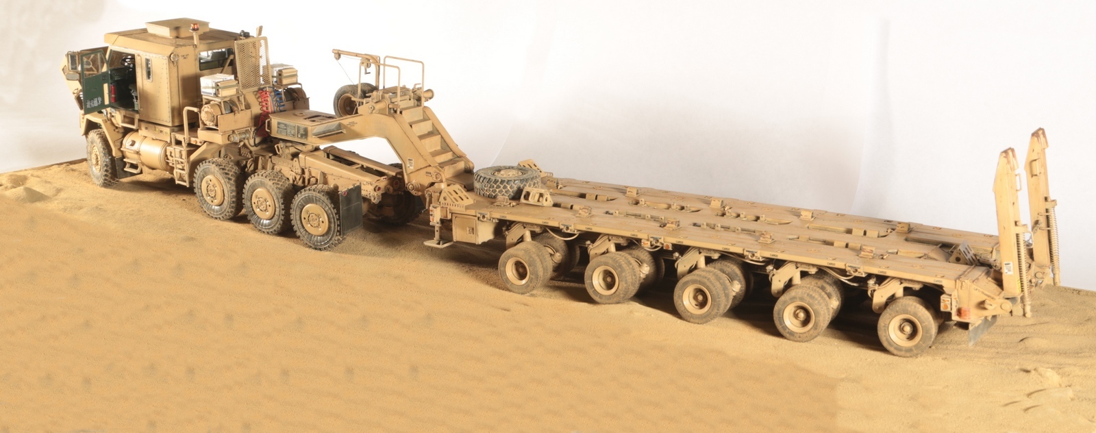 Model of the American tractor Oshkosh M1070 1/35 - My, Modeling, Models, Plastic, Stand modeling, Tractor, Scale model, Scale, Longpost