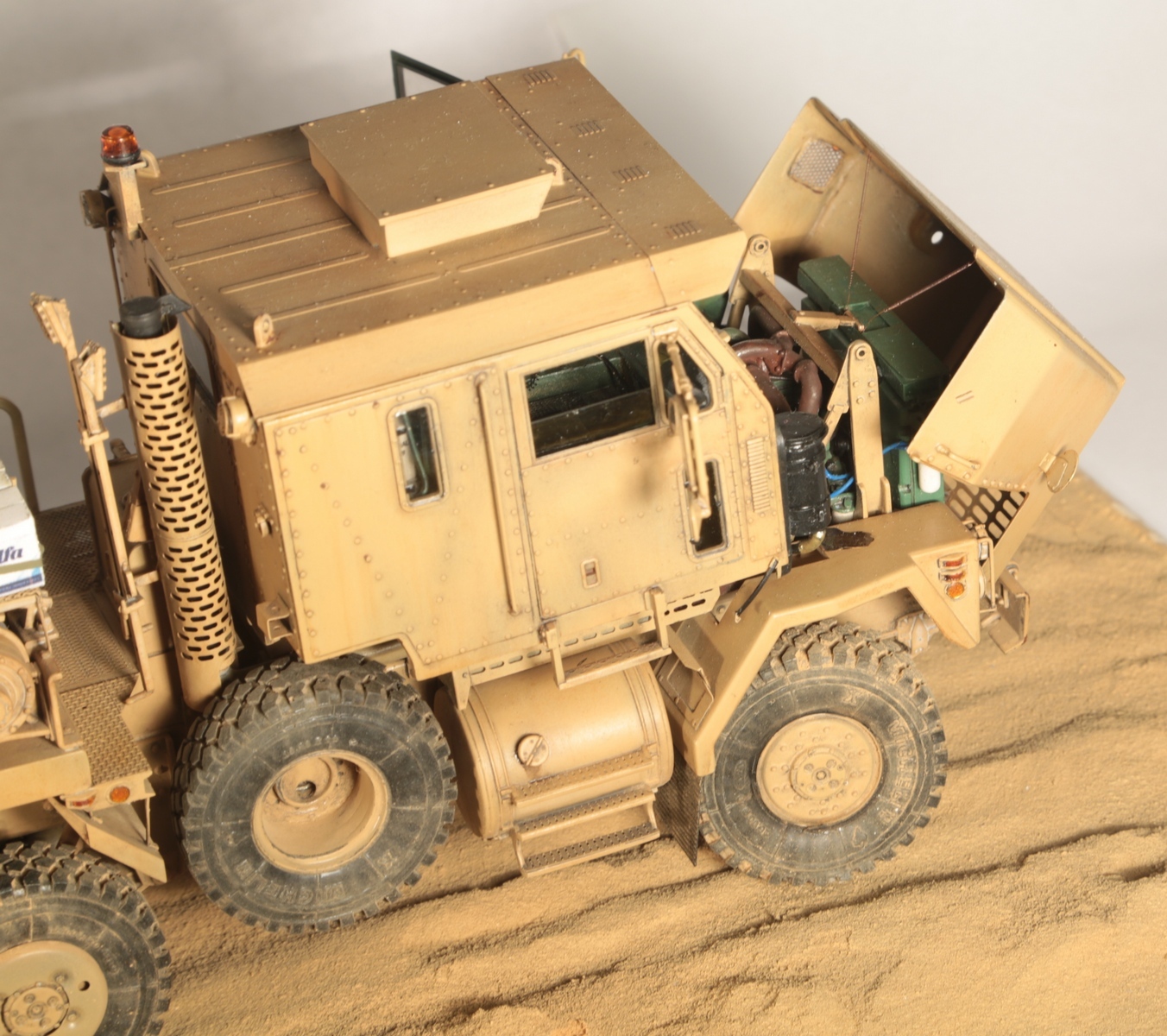 Model of the American tractor Oshkosh M1070 1/35 - My, Modeling, Models, Plastic, Stand modeling, Tractor, Scale model, Scale, Longpost