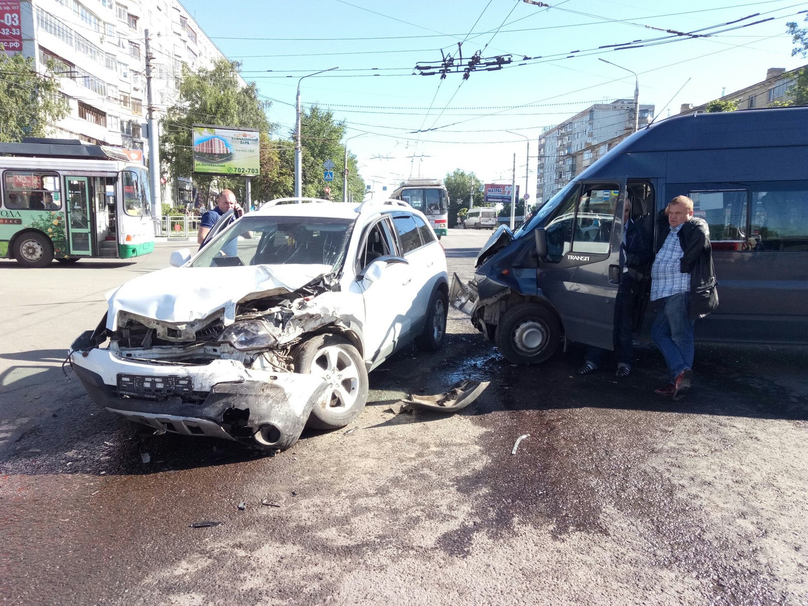 В Туле произошло серьезное ДТП, столкнулись маршрутное такси и джип 