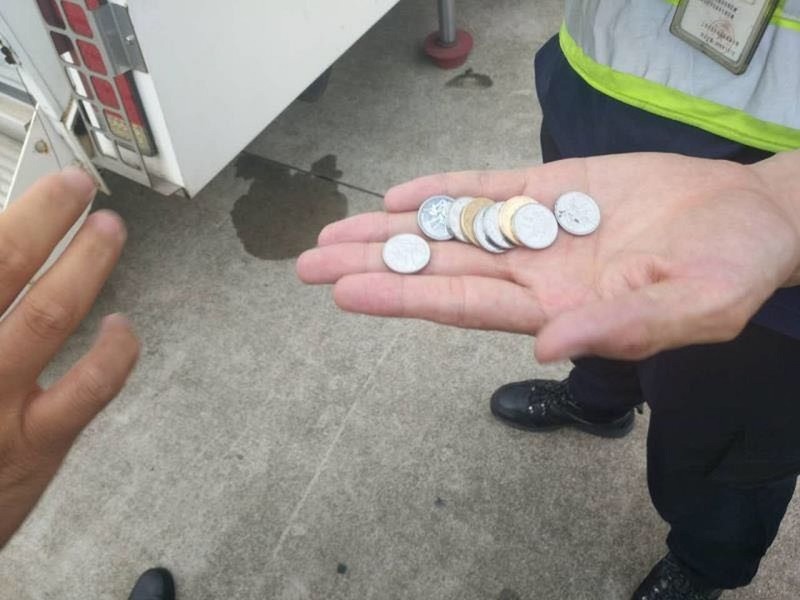 Elderly Chinese woman throws coins into airplane engine for luck - Airplane, Coin, The photo, Elderly, Kinula, , , Longpost