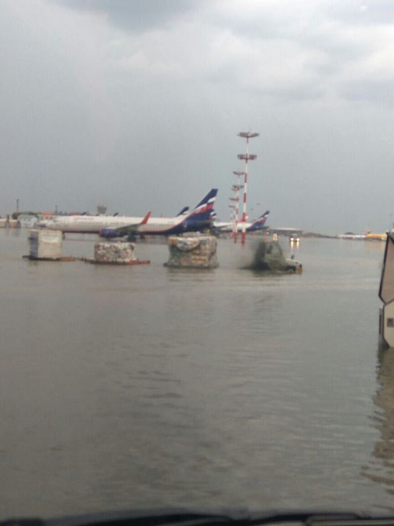 Meanwhile in Sheremetyevo. - Sheremetyevo, Shower, Catastrophe, Longpost