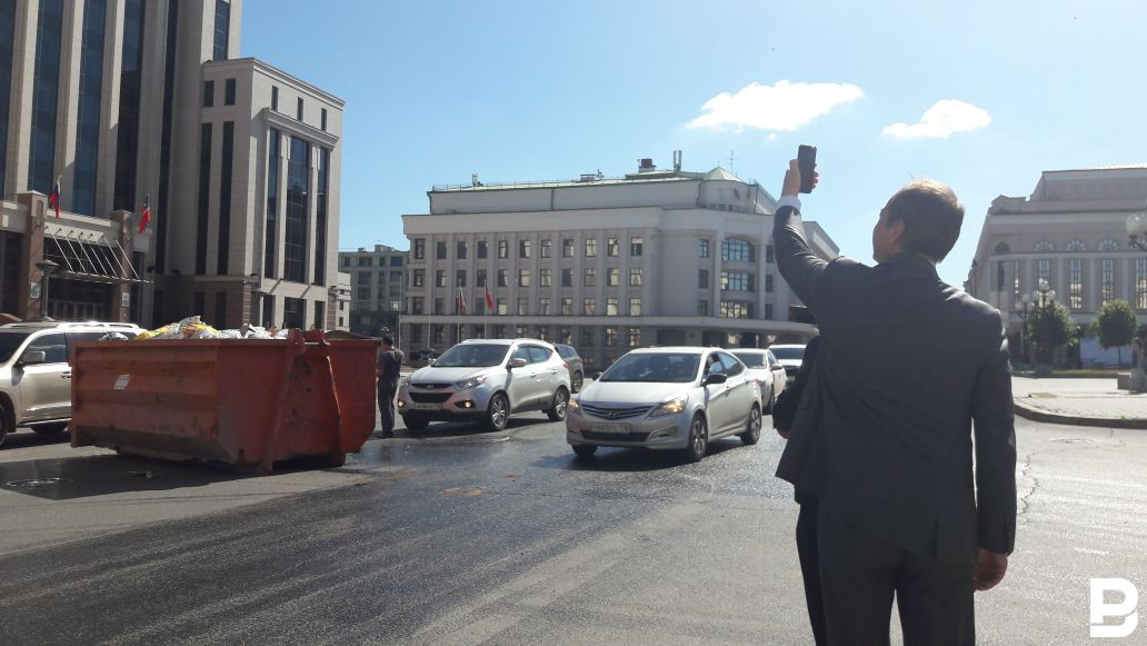 In the morning, a garbage truck and an SUV collided near the government building of the Republic of Tatarstan - Kazan, Tatarstan, Road accident, Crash, Garbage