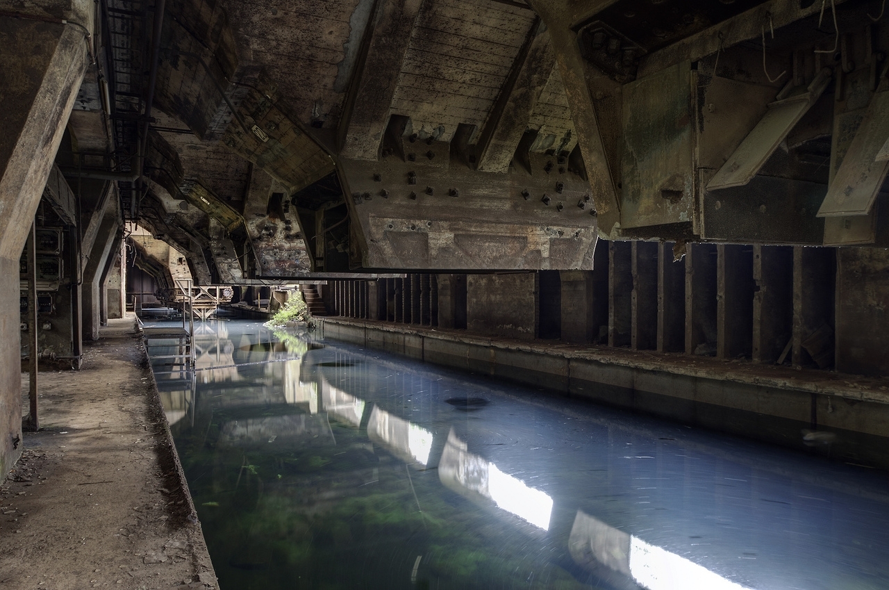 Basin in a metallurgical plant for the deposition of washed-off scale - Swimming pool, Metal