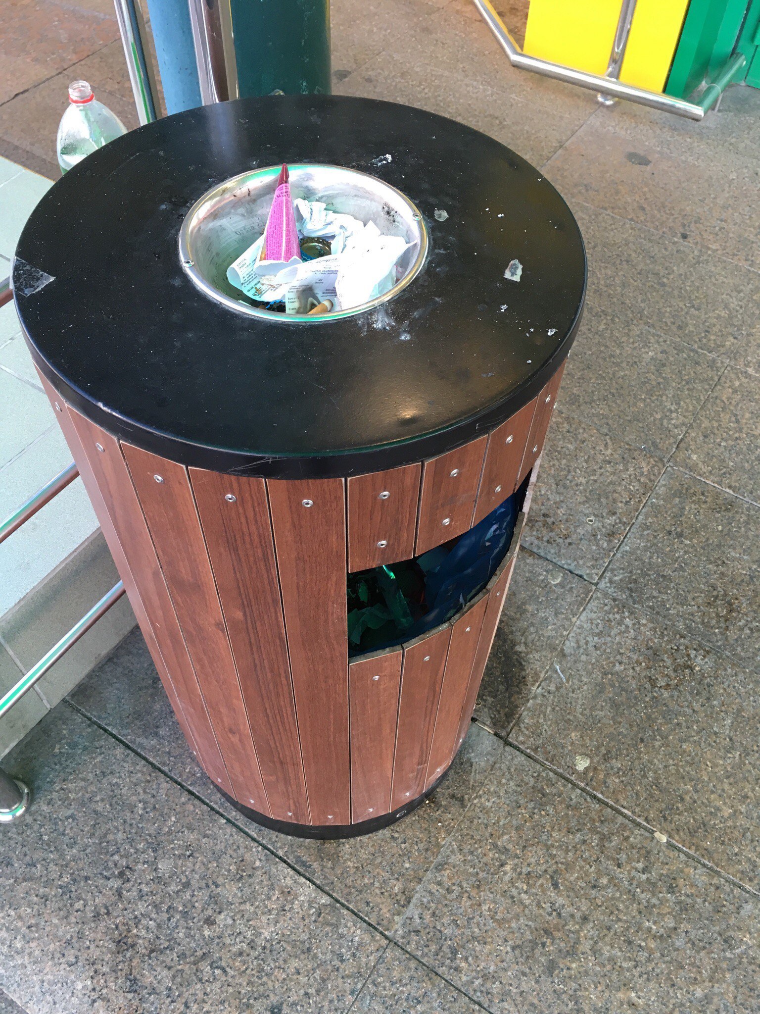 When you don't know where the ashtray is - My, Russia, Garbage, Smoking room