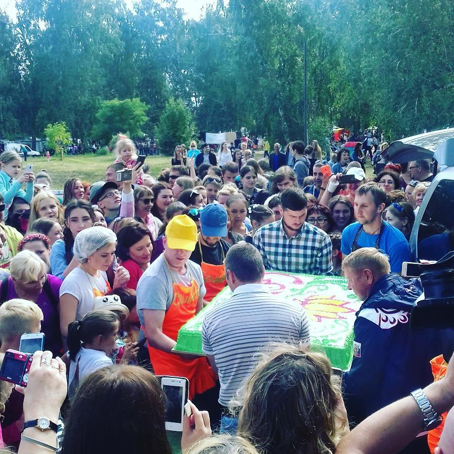 Omsk vegans gathered in the park to eat a 200 kg cake away from meat eaters! - Omsk, Vegan, Vegetarianism, Meat eaters