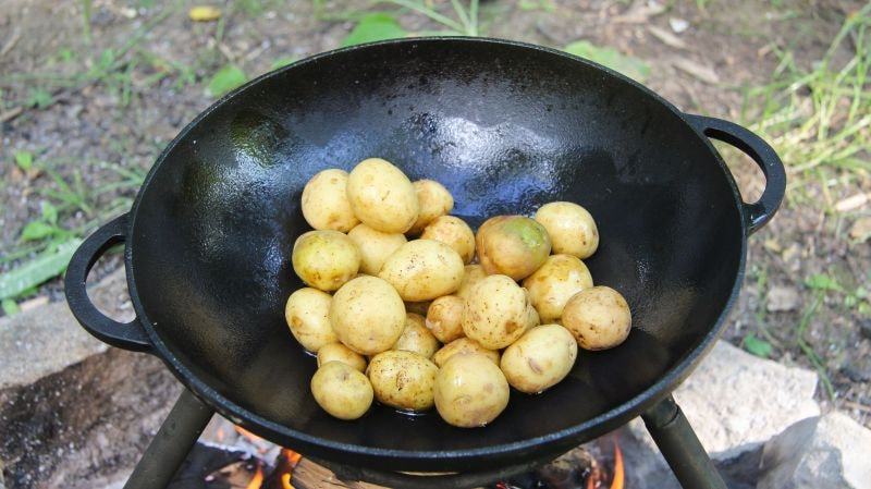 Жареная молодая картошка с мясными шариками (фрикадельки) | VKAZANE - Моё, Вказане, Пошаговый рецепт с фото, Жареная картошка, Рецепт, Картошка с фрикадельками, Еда, Видео, Длиннопост