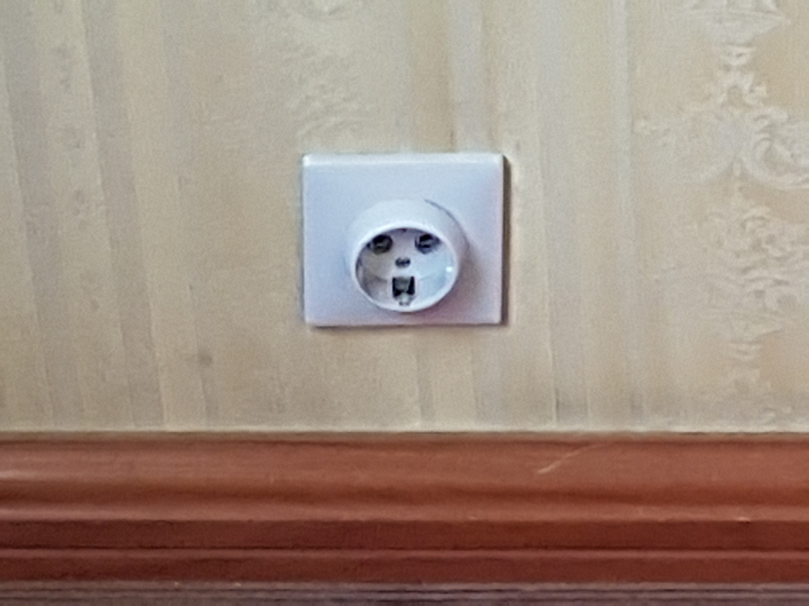 Прикольная розетка в Черногории. :) | Пикабу