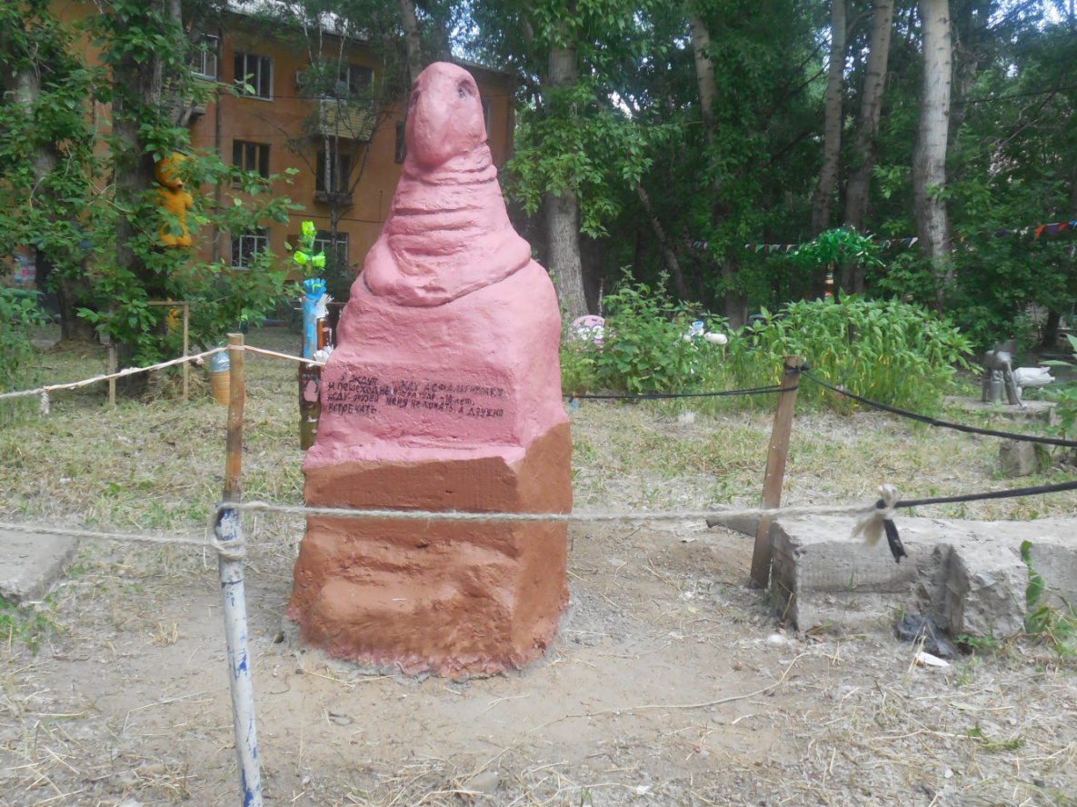 The whole country learned about the pink Zhdun from Komsomolsk-on-Amur - Zhdun, Retirees, Folk art, Courtyard