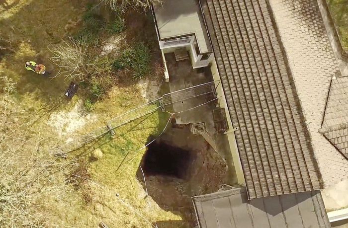 In the UK, a 30-meter sinkhole formed on the territory of one of the houses - Great Britain, England, Failure, Land, Mine, , Portal to hell, Longpost