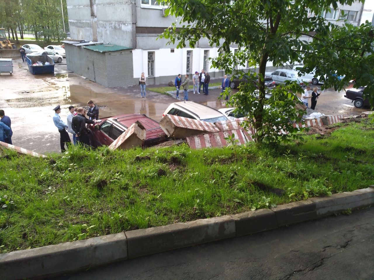 Оползень в Беляево - Моё, Стоянка, Машина, Оползень, Беляево, Кто виноват, ОСАГО, Каско