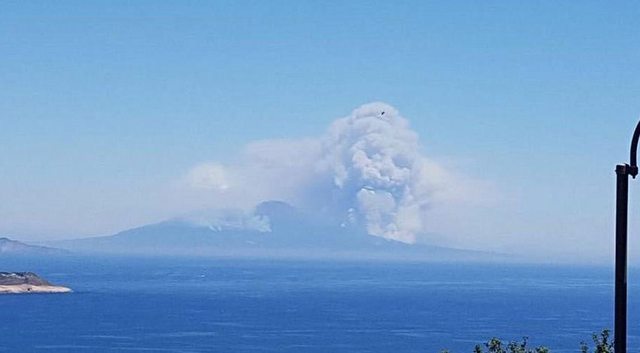 An ominous omen appeared in the sky over Vesuvius - Italy, Fire, The photo, Vesuvius