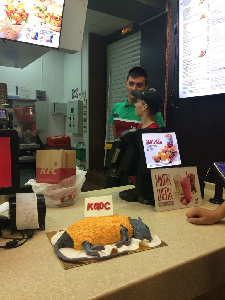 Это уже Эребор: Бургер Кинг подарил KFC торт в виде крысы в панировке |  Пикабу