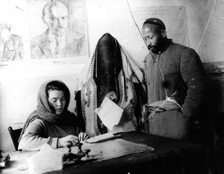 Registration of marriage in the registry office. - The photo, Uzbek SSR, 1925