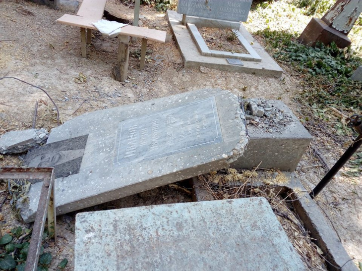 Tombstones destroyed at Domrabad cemetery in Tashkent - Cemetery, Vandalism, Tree, Longpost