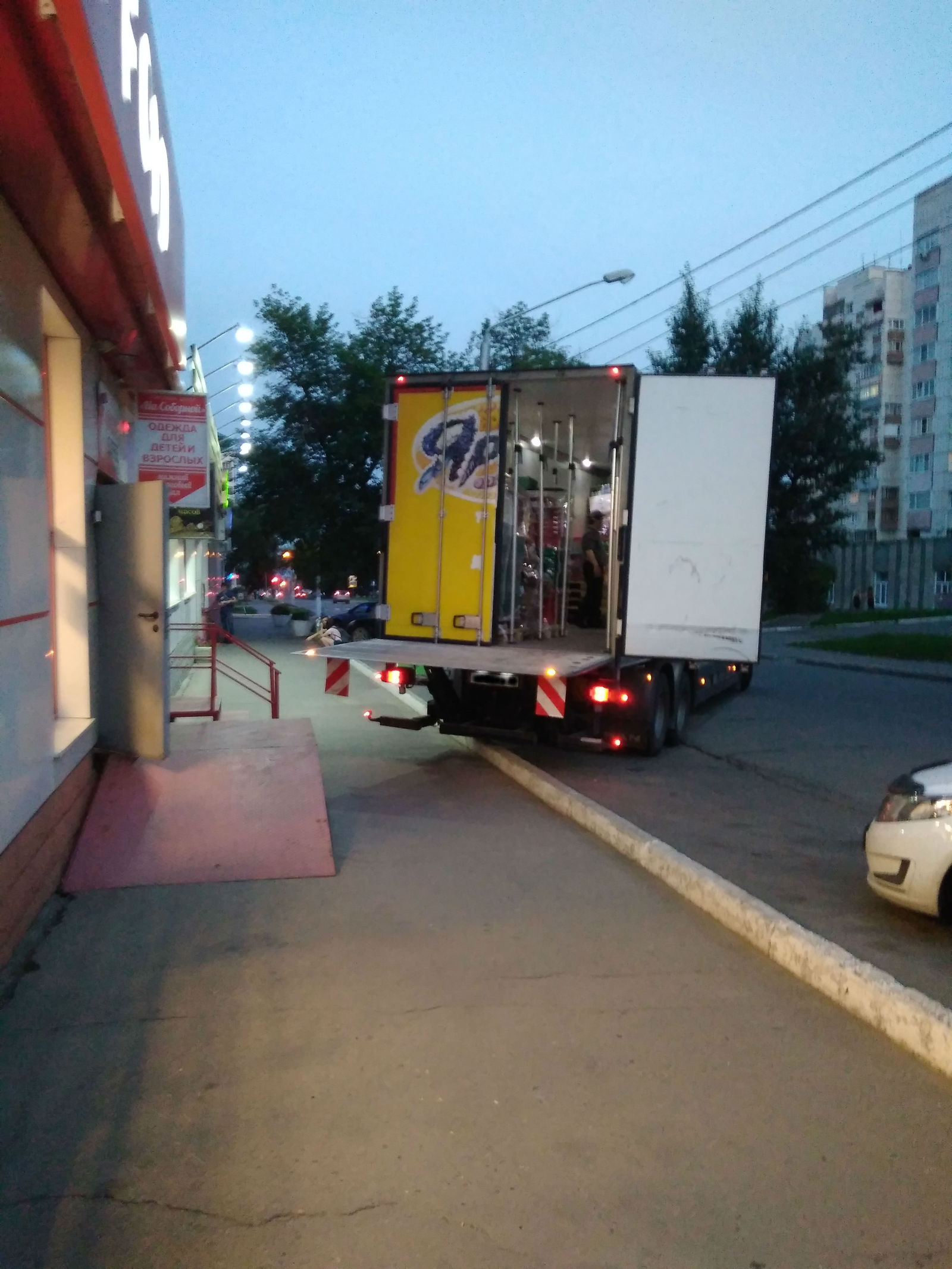 Is it legal to block the sidewalk with a truck of a well-known trading network in Siberia? - My, Stopham, Rudeness