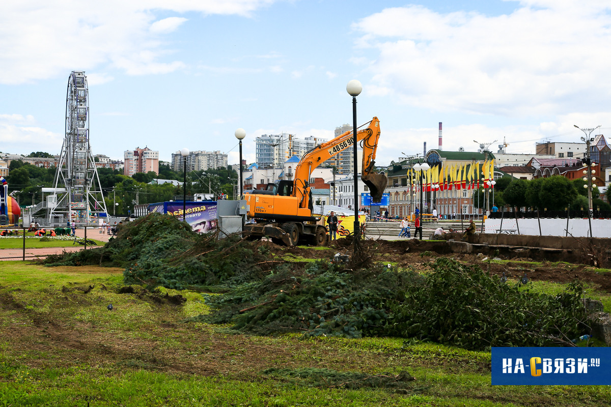 When there is so little space around and it is necessary to build on a lawn with cutting down trees. - Cheboksary, Chuvashia, , , Longpost