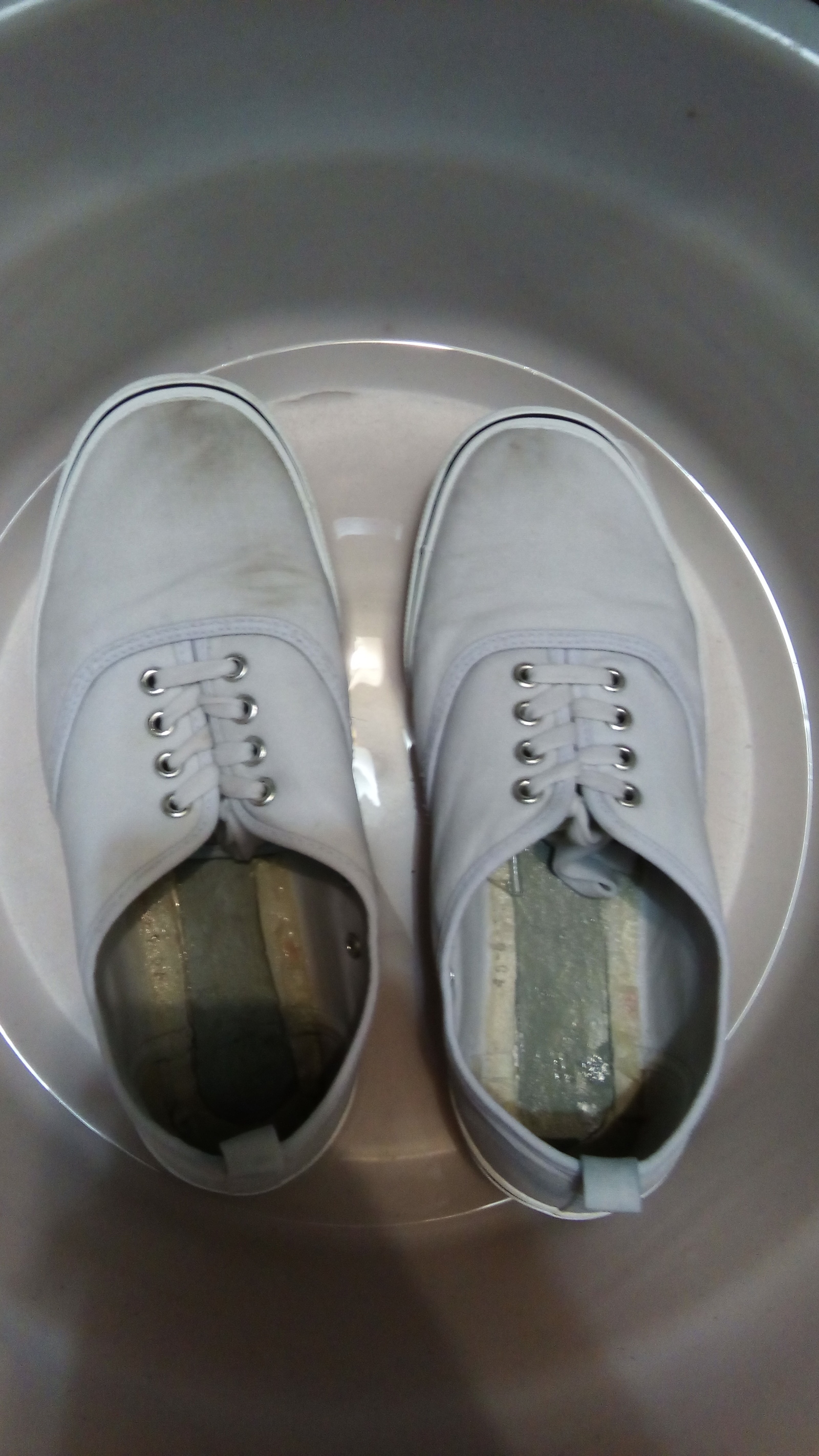 Как отстирать кроссовки от грязи