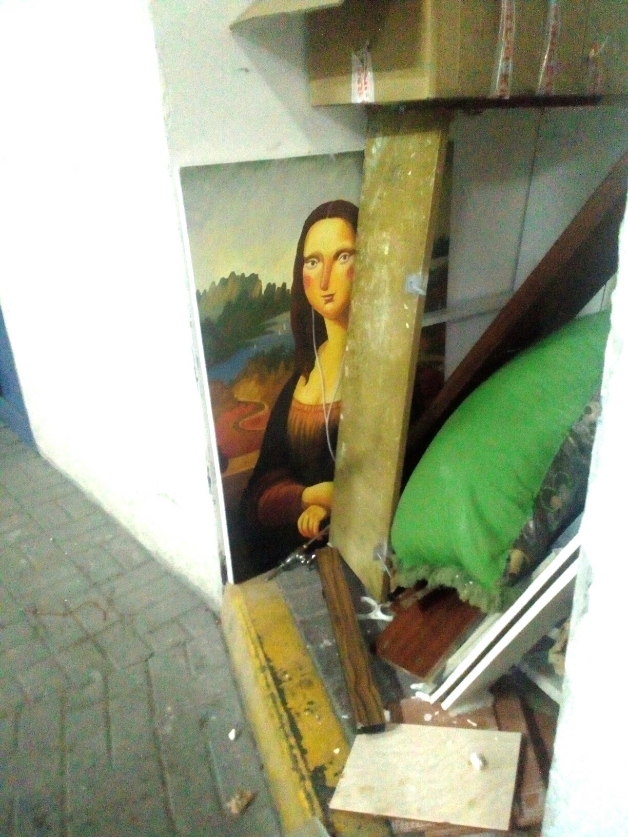 Someone threw the Gioconda in the parking lot with headphones. - My, UAE, Art, Unique original, Leonardo da Vinci, Longpost