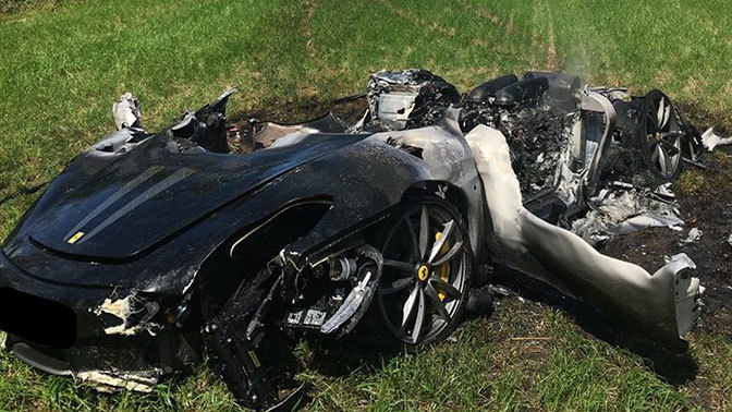 Водитель на мокрой дороге разбил элитный Ferrari через час после покупки - Общество, Великобритания, Йоркшир, Автомобилисты, Ferrari, ДТП, Tvzvezdaru