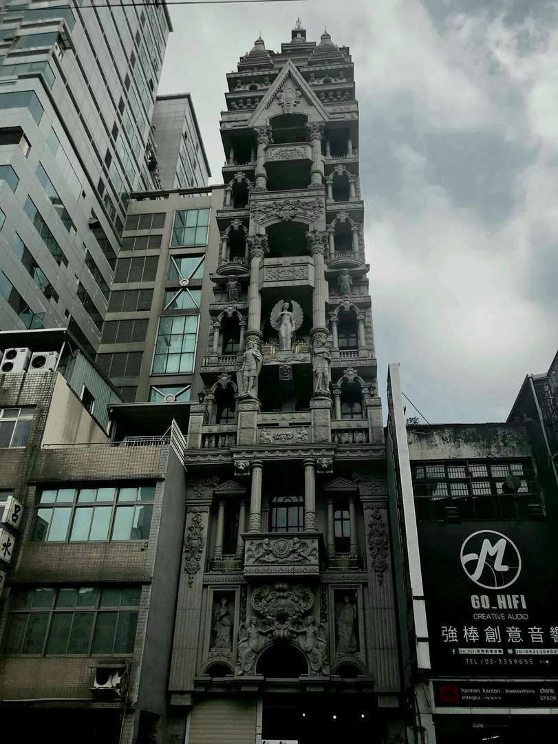 This house must be inhabited by vampires. - Vampires, Building, Taiwan