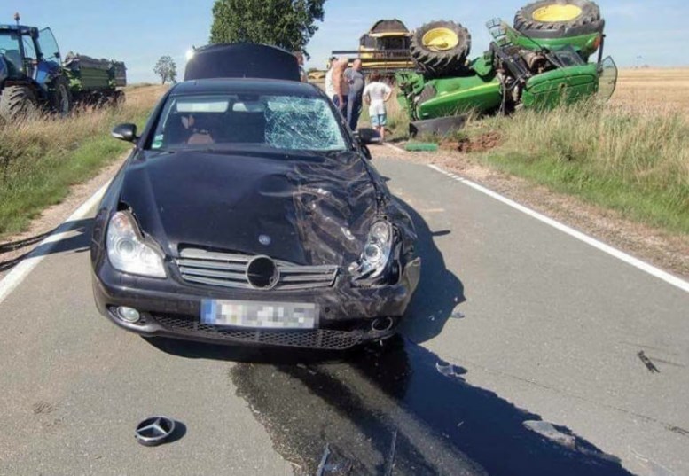 Mercedes vs John Deer. - Crash, Mercedes, , , , Tractor, Bulletproof glass, 9GAG