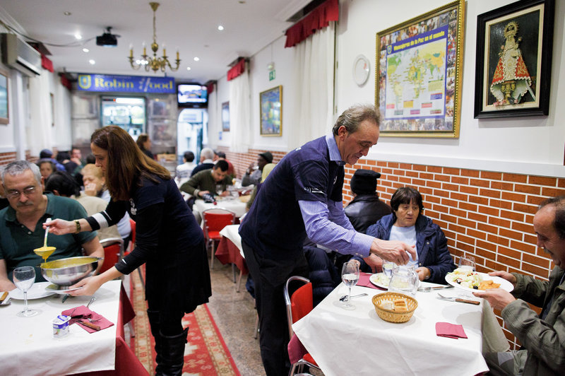 Spanish restaurant Robin Hood charges the rich and feeds the poor for free - , Madrid, , , Kindness, Homeless people