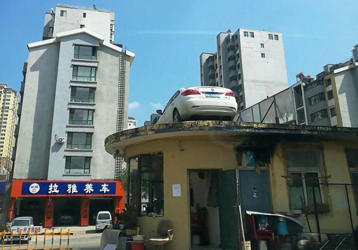 In China, the car of a persistent parking violator was moved to the roof of a building - Auto, Неправильная парковка, China, Roof, Tap