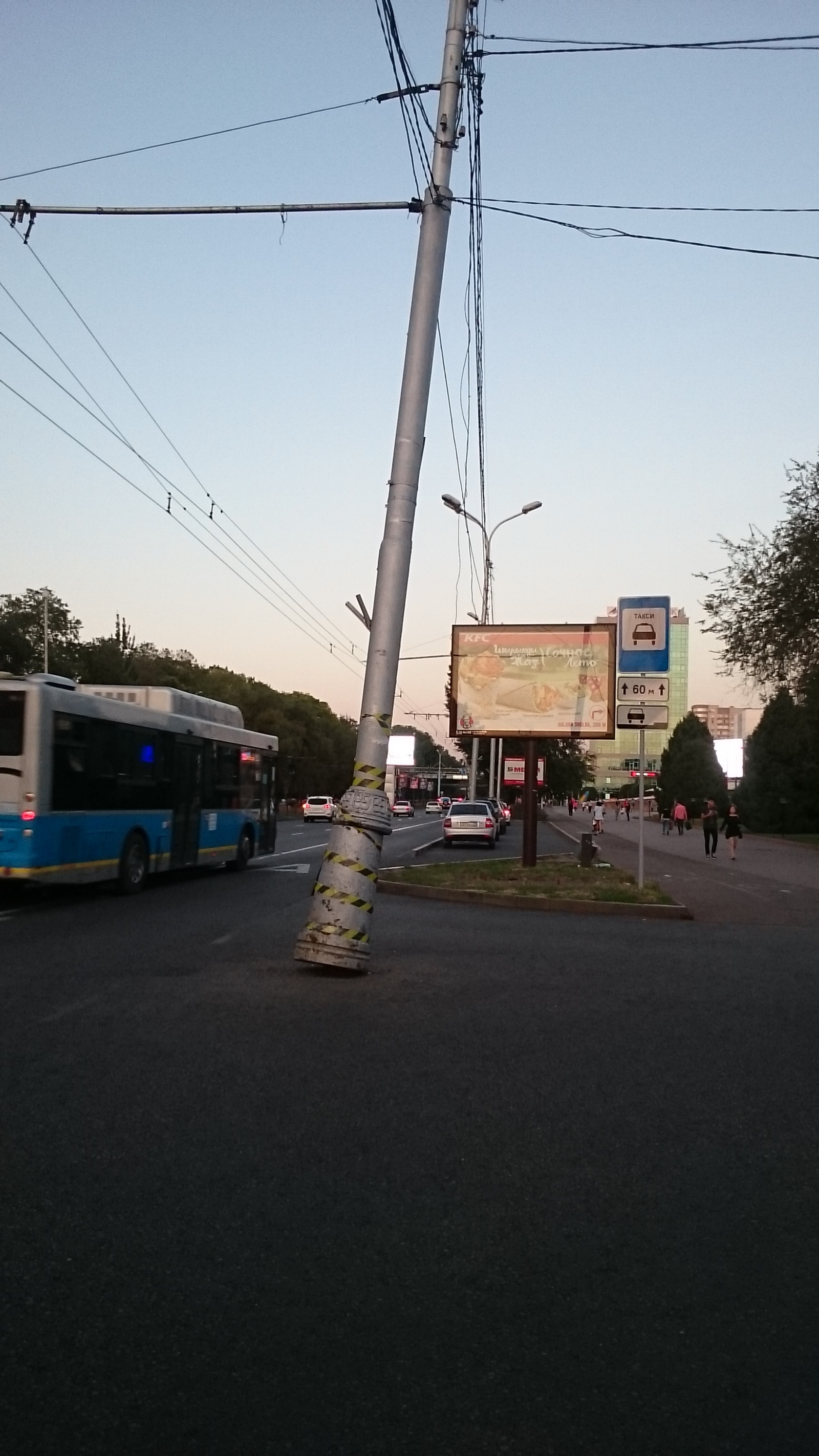 И снова Алмата, возле Променада, эл. столб держится на проводах... - Моё, Алматы, Электростолб, Променад, Электрик, Длиннопост