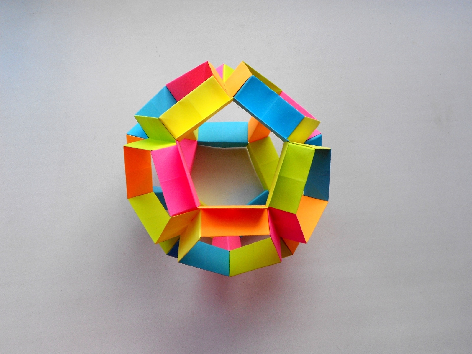 Многогранник додекаэдр из бумаги. Модульное оригами