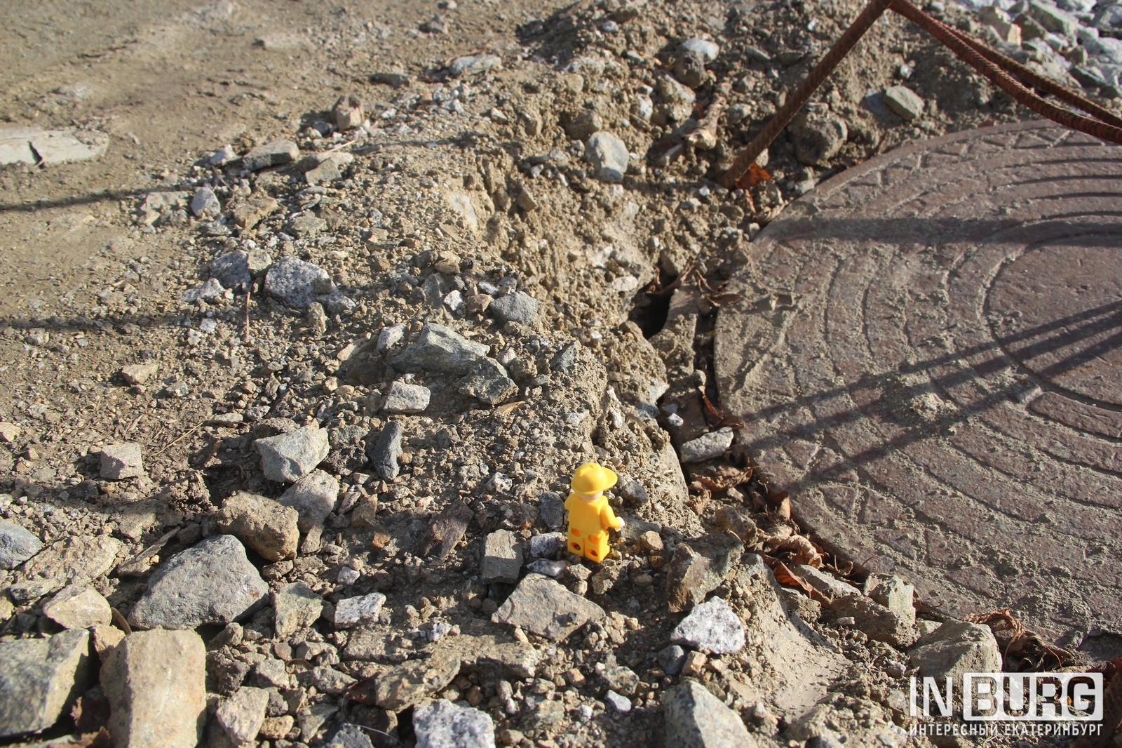 In Yekaterinburg, toys will be forced to repair the sidewalk, which was dug up by road workers - Yekaterinburg, Road workers, Oddities, Longpost