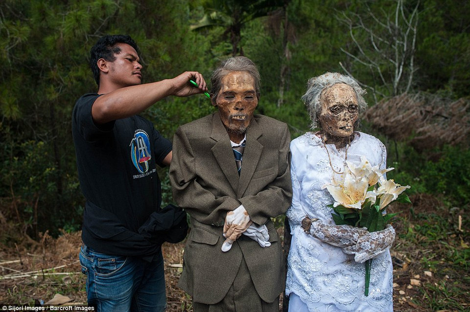 Indonesian farmers dig up their dead ancestors every three years to wash them and change them into new clothes. - Grave, Dead body, Funeral, Longpost