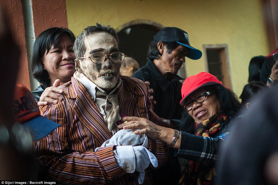 Indonesian farmers dig up their dead ancestors every three years to wash them and change them into new clothes. - Grave, Dead body, Funeral, Longpost