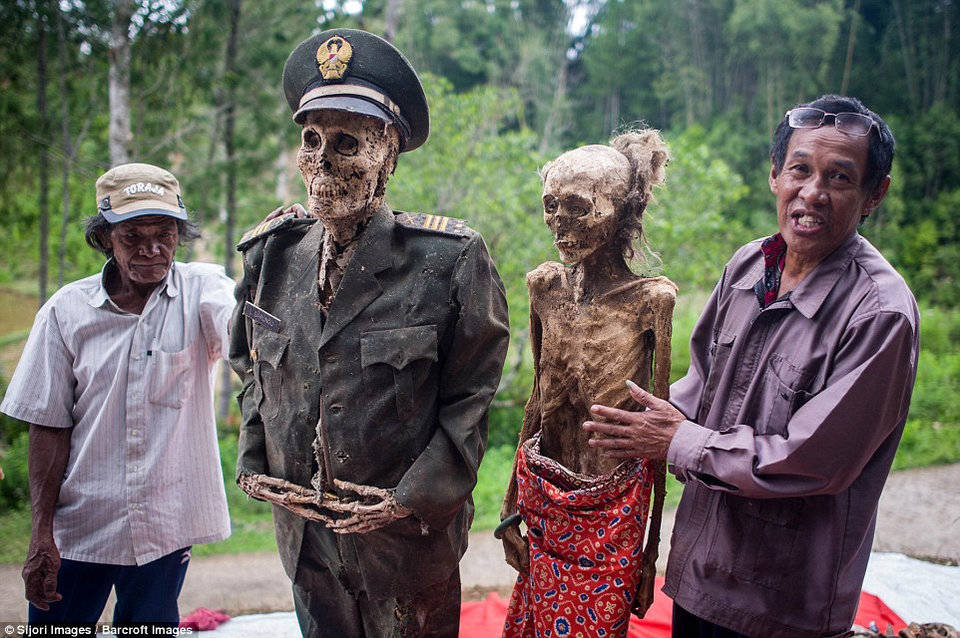 Indonesian farmers dig up their dead ancestors every three years to wash them and change them into new clothes. - Grave, Dead body, Funeral, Longpost