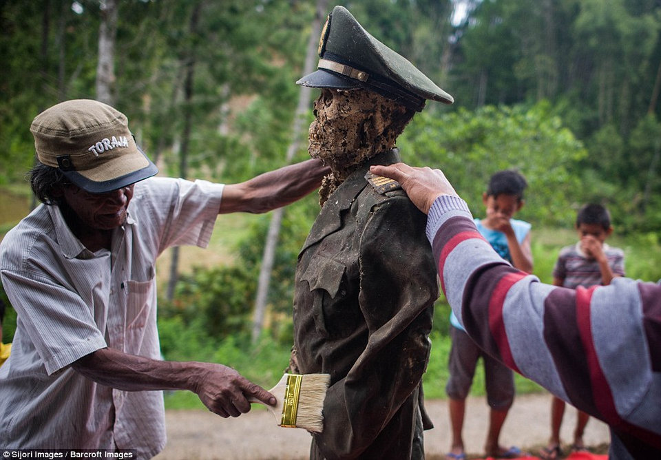 Indonesian farmers dig up their dead ancestors every three years to wash them and change them into new clothes. - Grave, Dead body, Funeral, Longpost