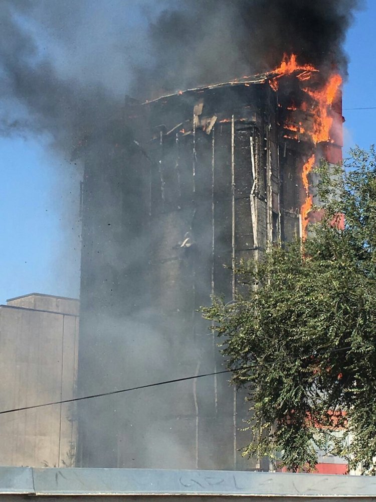 People are ejected from a burning business center in the center of Rostov - Rostov-on-Don, Rostov, Longpost