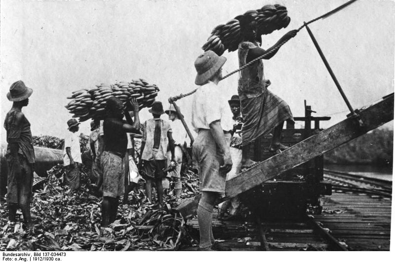 Погрузка бананов для экспорта в Германию, 1912 год Германский Камерун. - Фотография, Камерун, Германия, Колония, 1912