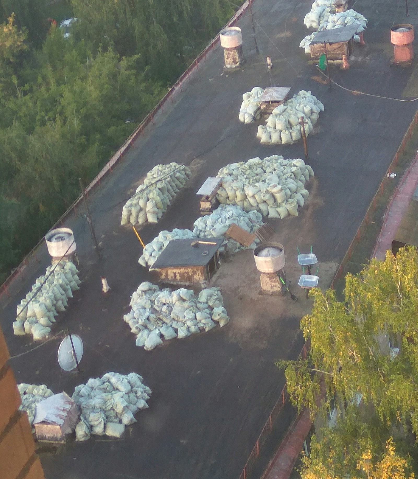 The roof of the neighboring five-story building - My, Building, Strength, Repair