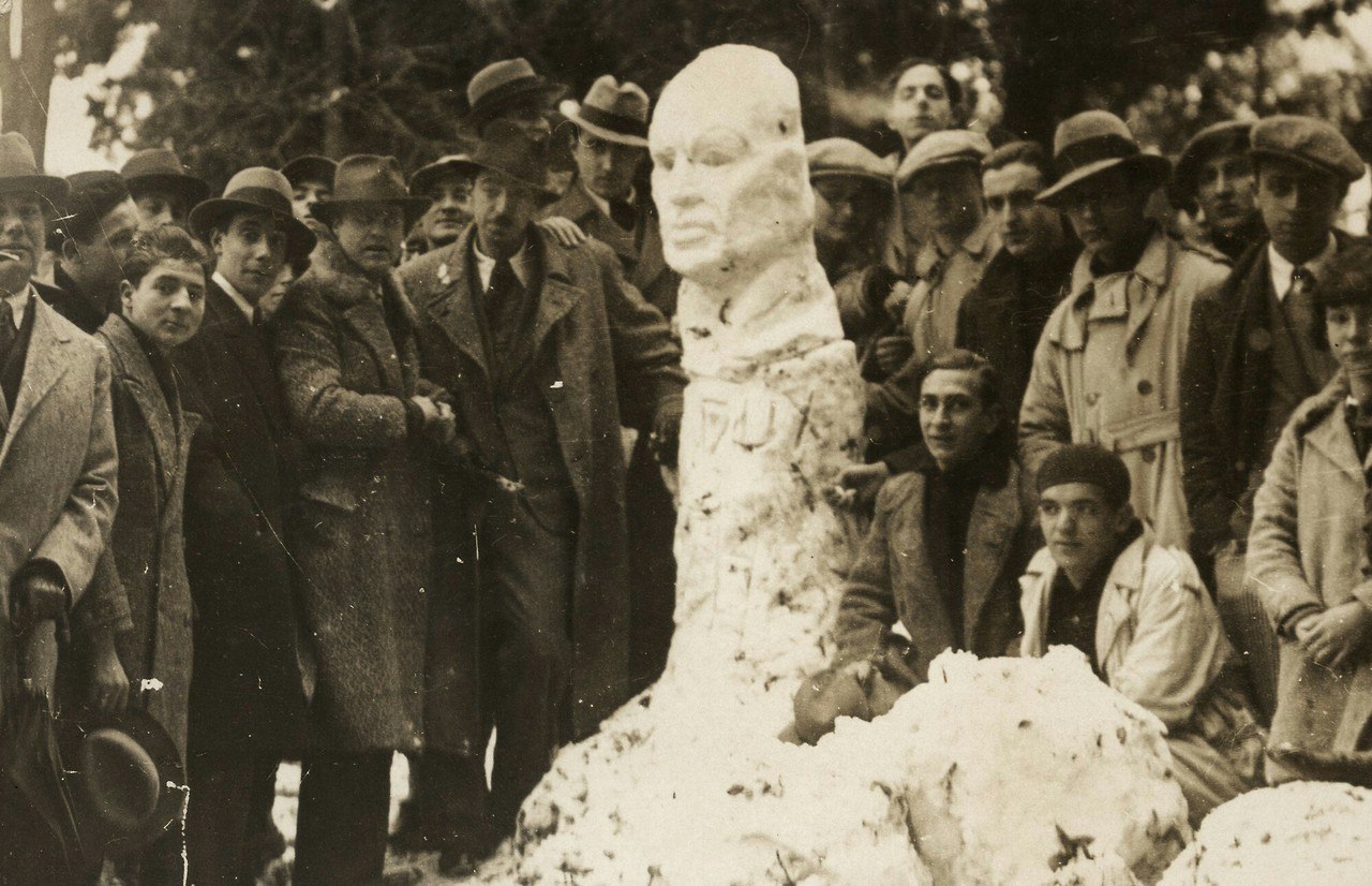 People pose next to Benito Mussolini's snowman, Villa Borghese park, Rome, Italy, 1926. - Italy, snowman, Benito Mussolini, The park, The photo, Rome, , People, 1926