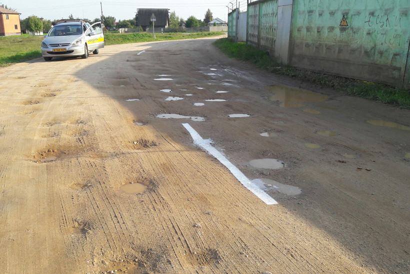 In a village near Dzerzhinsk, markings were applied to a gravel road with pits. - Road workers, Republic of Belarus, , Onliner by