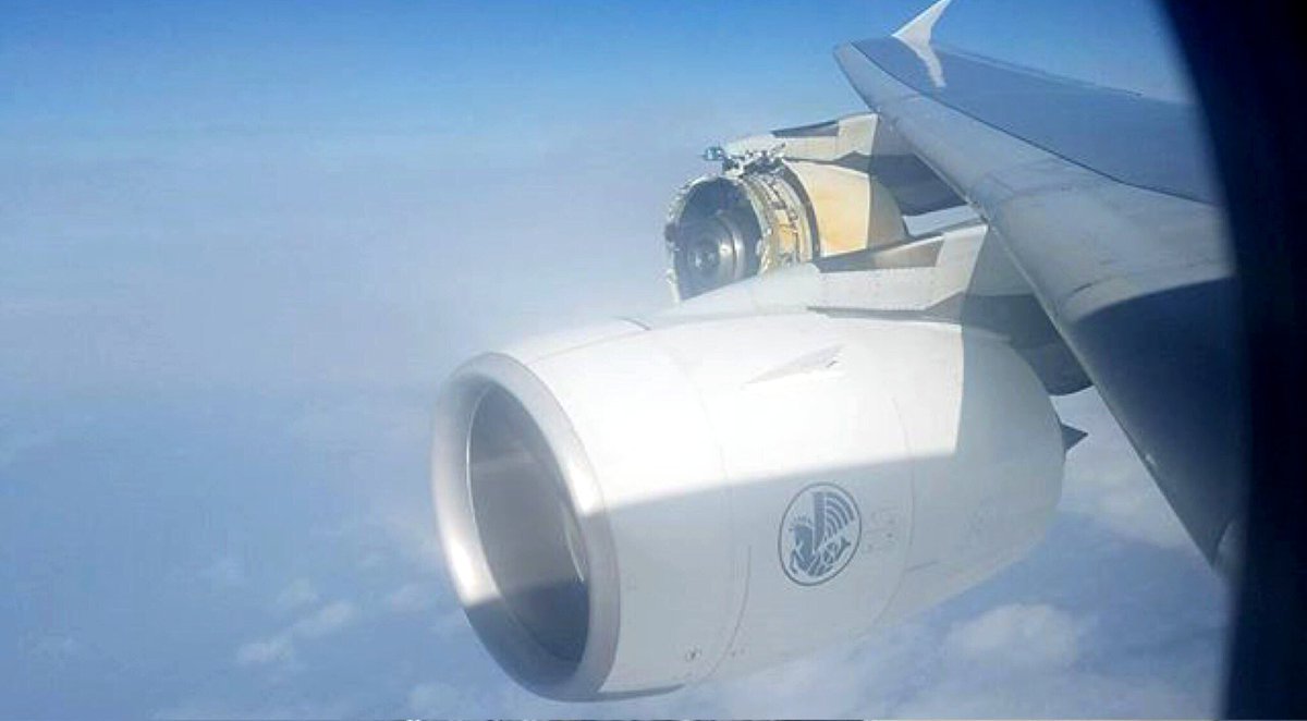 Exploded the engine of the largest passenger aircraft (A380) - Airplane, Incident, Video, Longpost