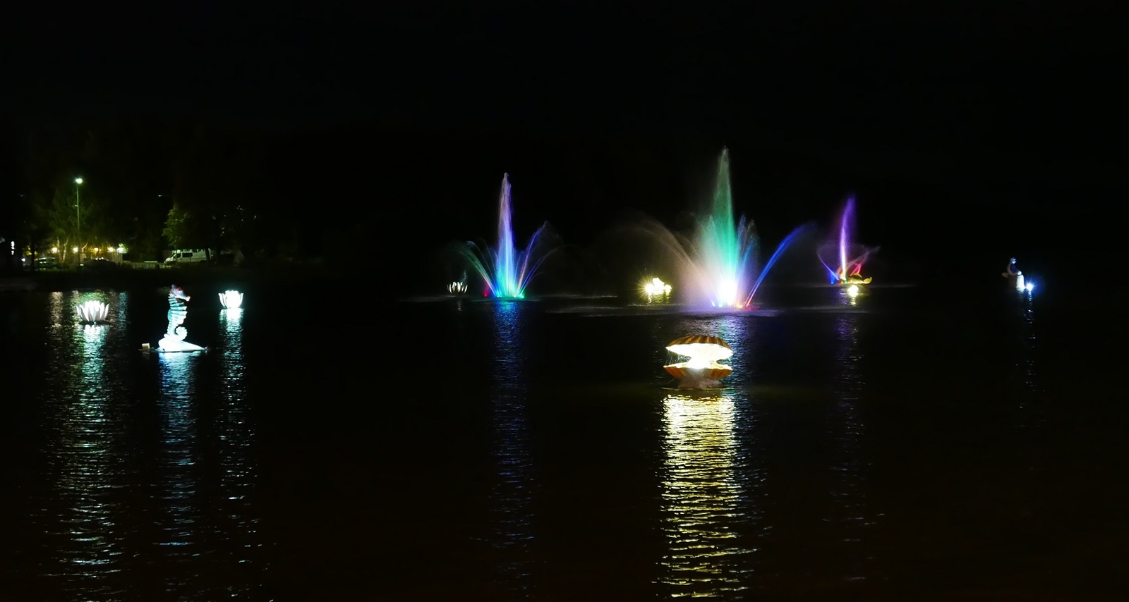 Illuminated fountains at night on the Chernologovsky pond in Noginsk near Moscow - My, The photo, Moscow region, Noginsk, Fountain, Pond, Beautiful, Backlight, Darkness