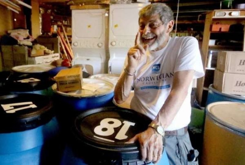 An American distributes stocks that he collected for 45 years - , Kindness, Charity, Longpost