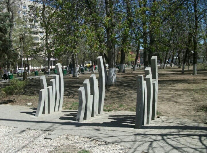 Original monument in Saratov - My, Saratov, Monument, A pedestrian, Peekaboo, Оригинально, Ingenious