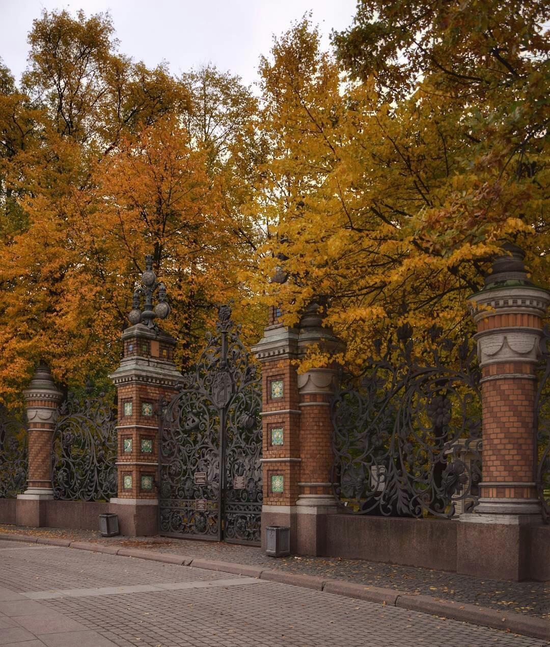 Михайловский сад. Михайловский сад в Санкт-Петербурге. Ограда Михайловского сада. Петербург Михайловский сад. Михайловский парк Питер.