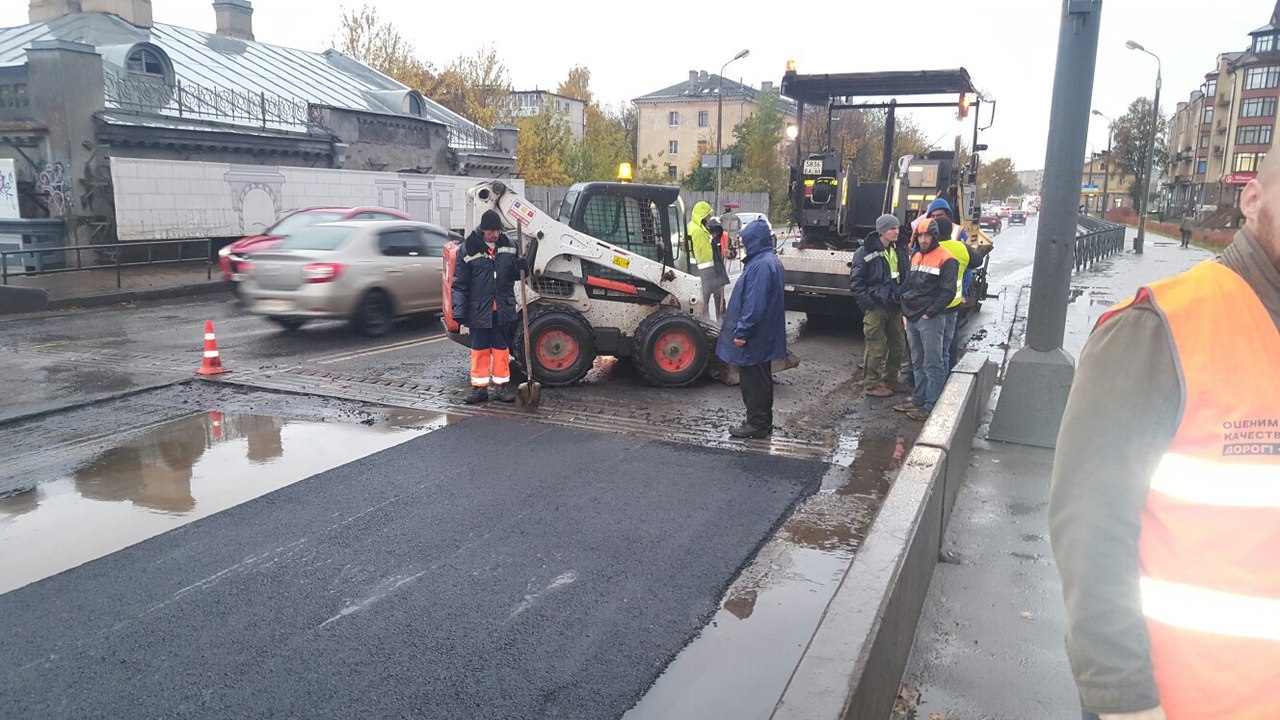 And so they wanted to do it faster ... but failed. - Pskov, Road repair, Russian roads