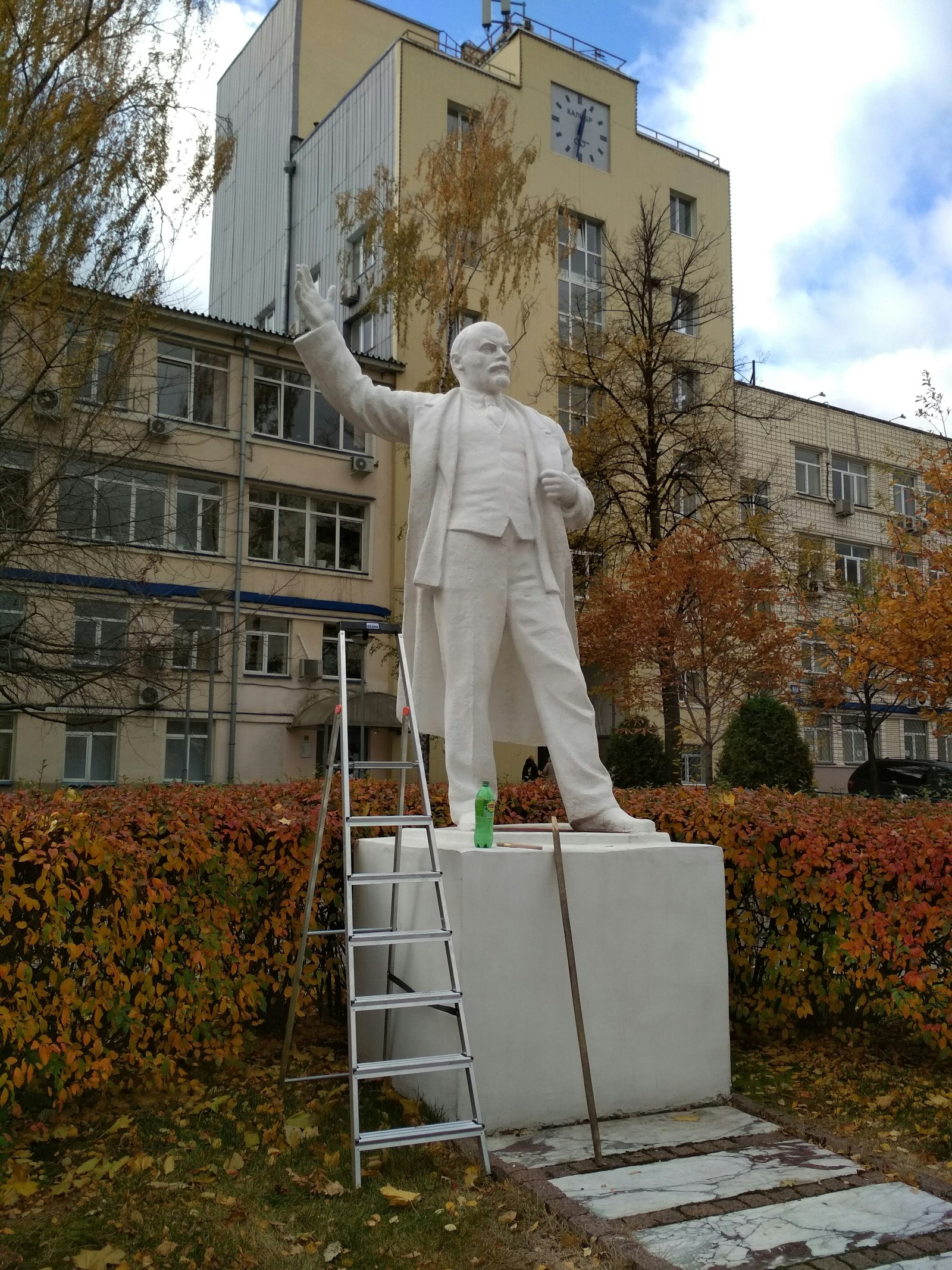 So that's how he climbs onto his pedestal! - My, Monument, Work